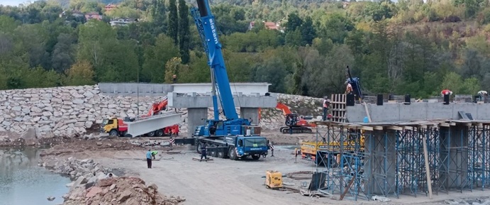   55 TONLUK KÖPRÜ KİRİŞLERİ VİNÇLE YERLEŞTİRİLİYOR