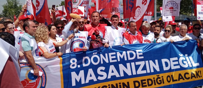 BİRLEŞİK KAMU İŞ KONFEDERASYONUNA BAĞLI  SENDİKALAR MALİYE BAKANLIĞININ ÖNÜNDE     