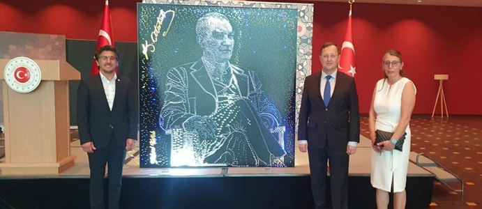  BÜYÜKELÇİYE ATATÜRK PORTRESİ HEDİYE ETTİ
