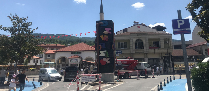 DEVREK CUMHURİYET ALANINA YENİ BİR HEYKEL