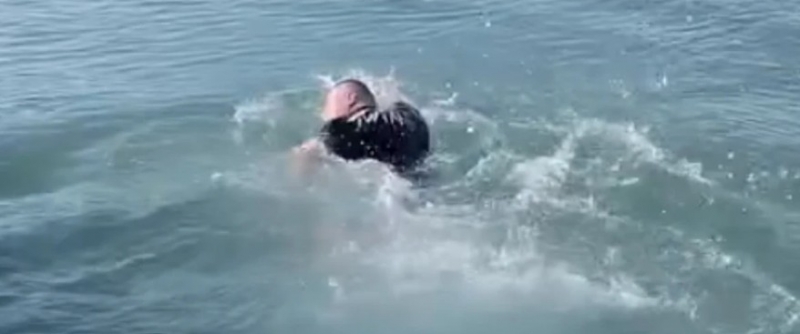 HAVAYA ALDIRMADI DENİZE GİRDİ