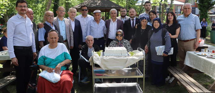 HUZUREVİNDE DOĞUM GÜNÜ ETKİNLİĞİ