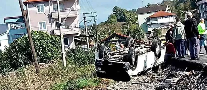 İL ÖZEL İDARE ARACI BAHÇEYE UÇTU, 1 YARALI