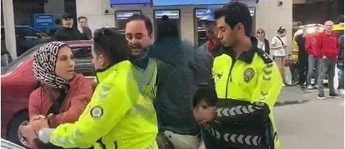KOCASINA CEZA YAZILMASIN DİYE POLİSE SALDIRDI