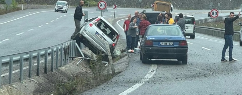 ÖNÜNDEKİ ARCA ÇARPTI