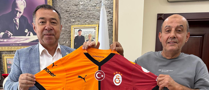 ŞAMPİYONLUK FORMASI BAŞKAN GEBEŞ’E HEDİYE EDİLDİ