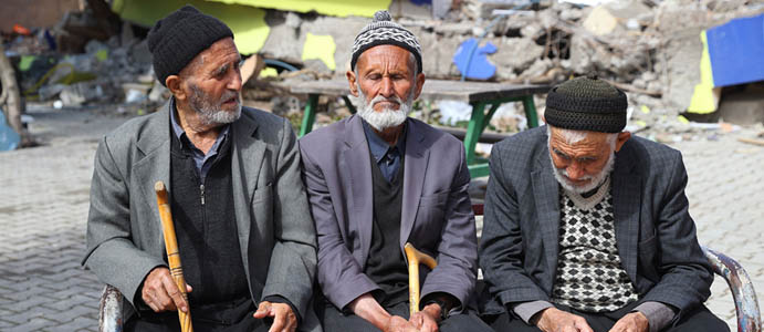 YAŞLANDIKÇA YOKSULLAŞIYORUZ