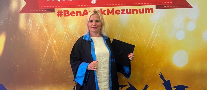 61 YAŞINDA ÜNİVERSİTEYİ BİTİRDİ