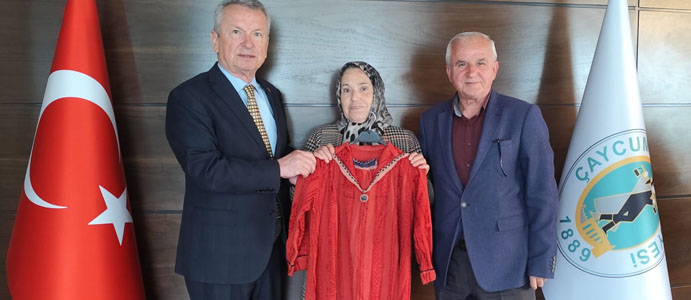 BAŞKAN KANTARCI'YA TARİHİ ELBİSE