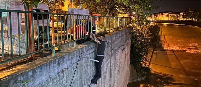 KENDİNİ DEVREK ÇAYINA ATMAYA ÇALIŞAN ŞAHIS KURTARILDI