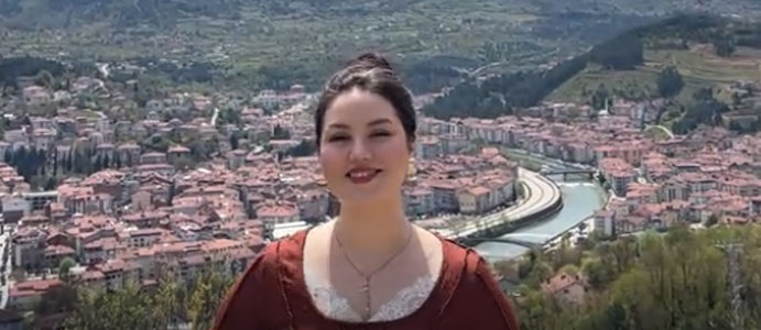 MÜTHİŞ BİR SES: İLAYDA ESİM KOÇ'TAN İKİ DEVREK TÜRKÜSÜ