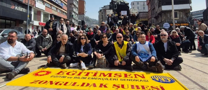 ZONGULDAK'TA ÖĞRETMENLER OTURMA EYLEMİ YAPTI
