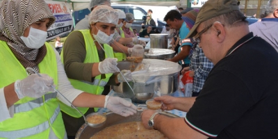 4 BİN KİŞİYE AŞURE DAĞTILDI