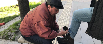 40 YILDIR AYNI YERDE AYAKKABI BOYUYOR