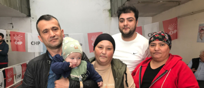 7 AYLIK BEBEĞİYLE OY KULLANMAYA GELDİ