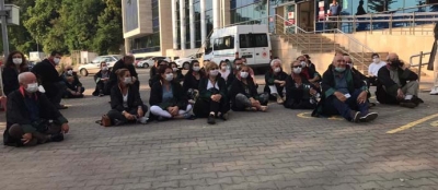 ADLİYE ÖNÜNDE OTURDULAR