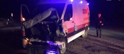AMBULANS DUVARA ÇARPTI SAĞLIK GÖREVLİSİ YARALANDI