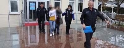 ANNE VE KIZI HIRSIZLIK YAPARKEN YAKALANDI