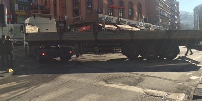 ARA SOKAĞA GİRMEK İÇİN TRAFİĞİ KİLİTLEDİ