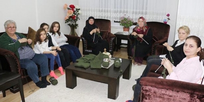 MEHMETÇİK ÜŞÜMESİN DİYE BOYUNLUK VE BERE ÖRÜYORLAR