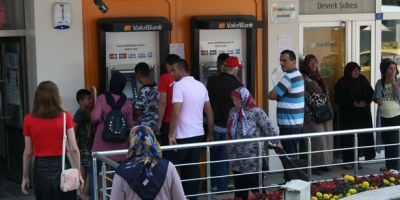 ATM ÖNÜNDE UZUN KUYRUKLAR OLUŞTU