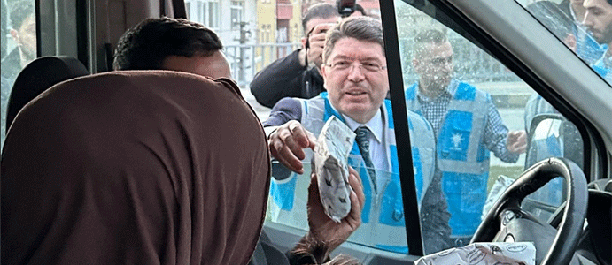 BAKAN TUNÇ, BARTIN'DA İFTARLIK DAĞITTI!