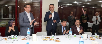 BAŞKAN ALAN GAZİLER DERNEĞİ VE HUZUREVİ SAKİNLERİNE İFTAR YEMEĞİ DÜZENLEDİ