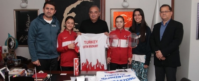 BAŞKAN BOZKURT’A MİLLİ TAKIM FORMASI 