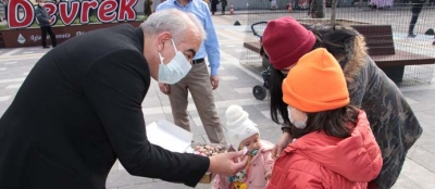 BAŞKAN BOZKURT’TAN, ÇOCUKLARA ÇİKOLATA İKRAMI    