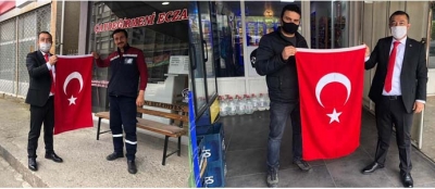 BAŞKAN GEBEŞ BAYRAK DAĞITTI