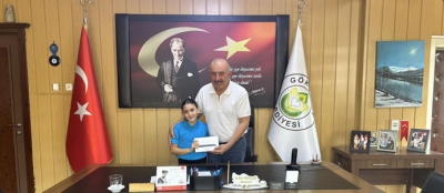 BAŞKAN ÖZTÜRK'TEN ÖĞRENCİYE ÖZEL HEDİYE!