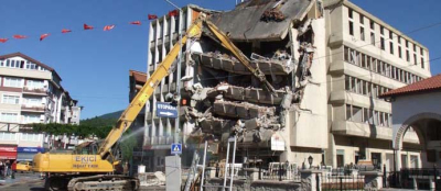 BELEDİYE BİNASI İŞ MAKİNESİYLE YIKILIYOR