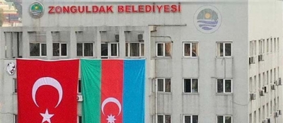 BELEDİYEYE DEV BAYRAKLAR ASILDI