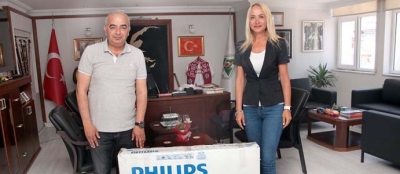 BELEDİYEYE TELEVİZYON HEDİYE ETTİ