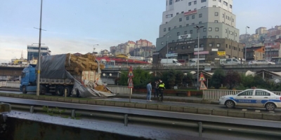  BRANDA YIRTILDI SAMANLAR YOLA SAÇILDI