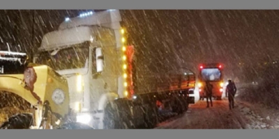 BUZLANMA VE KAR NEDENİYLE YOL KAPATILDI