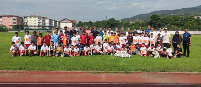 ÇOCUKLARA SPOR MALZEMESİ DAĞITILDI