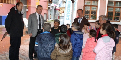 ÇOCUKLARDAN ENGELLİ VATANDAŞA HEDİYE