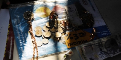 ÇÖPTE  ALTIN DOLU ÇANTA BULDU
