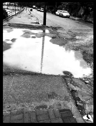 ÇUKUR DOLU YOLLAR VATANDAŞI BEZDİRDİ