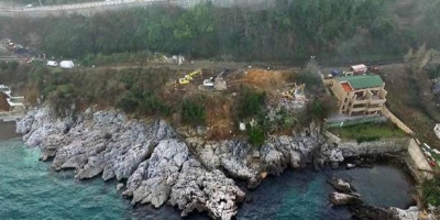 DENGESİNİ KAYBETTİ KAYALIKLARDAN DÜŞTÜ