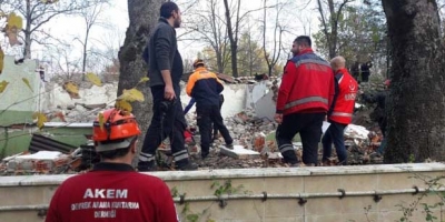 DEPREMZEDELER SIKIŞTIKLARI YERDEN KURTARILDI