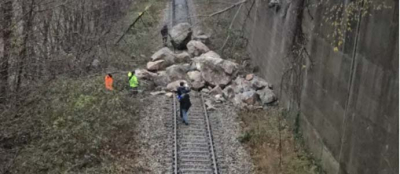 DEV KAYALAR TREN YOLUNU ULAŞIMA KAPATTI