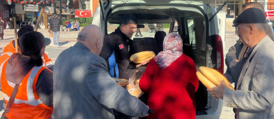 DEVREK BELEDİYESİ EL KOYDUĞU EKMEKLERİ ÜCRETSİZ DAĞITTI