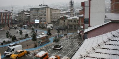 DEVREK GÜNE KAR YAĞIŞI VE BEMBEYAZ BİR ÖRTÜ İLE BAŞLADI