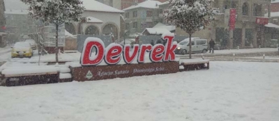 DEVREK GÜNE KAR YAĞIŞI VE BEMBEYAZ BİR ÖRTÜ İLE BAŞLADI