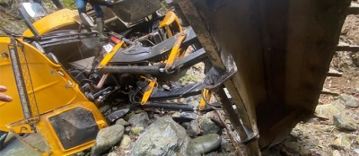 DEVREK'E İŞ MAKİNESİ DEREYE UÇTU