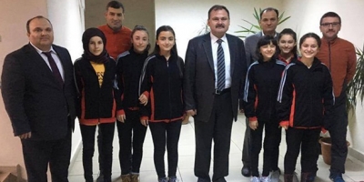  DEVREK’İ ZİRVEYE TAŞIYAN TAKIM KAYMAKAM POLAT’I ZİYARET ETTİ