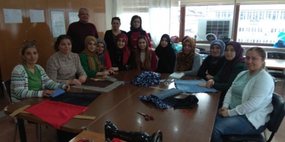  DEVREKLİ KADINLAR NAYLON POŞETLERE KARŞI BEZ TORBA DİKİYOR