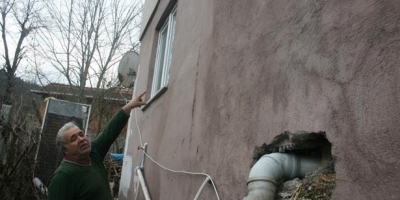 DEVREK’TE HEYELAN! EVLERİNİN DUVARLARI ÇATLADI